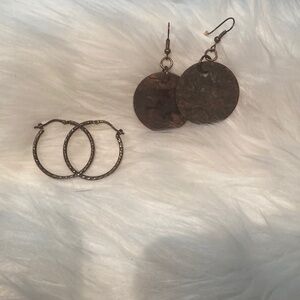 NEW Women’s set of two earrings bronze-ish color